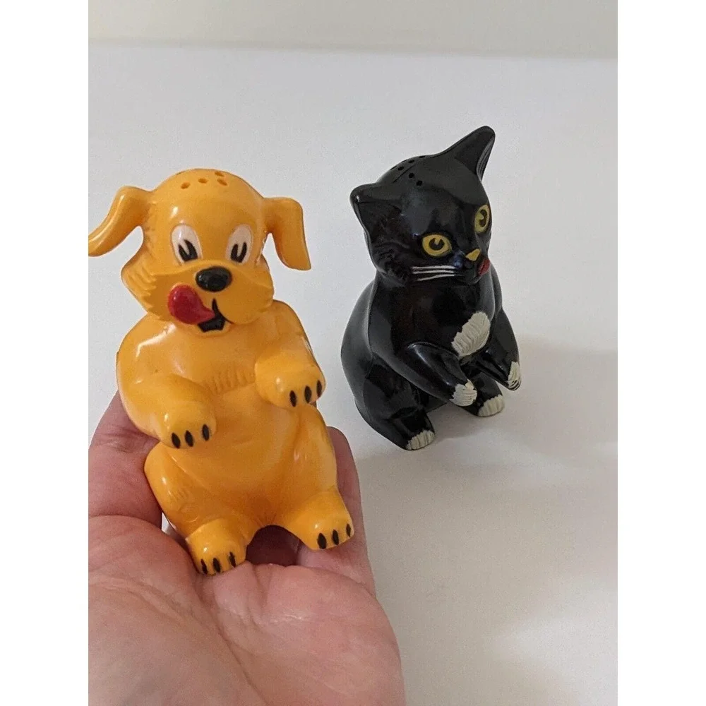 Cute Vintage‎ Cat & Dog Plastic Salt & Pepper Shakers by F & F Mold Dayton Ohio